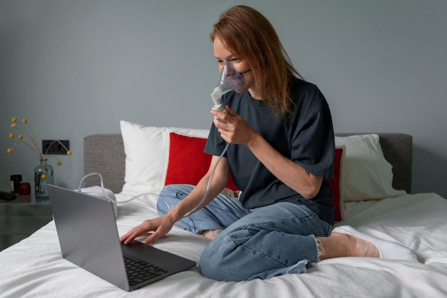 Coach che studia materiali professionali in un ambiente di apprendimento moderno