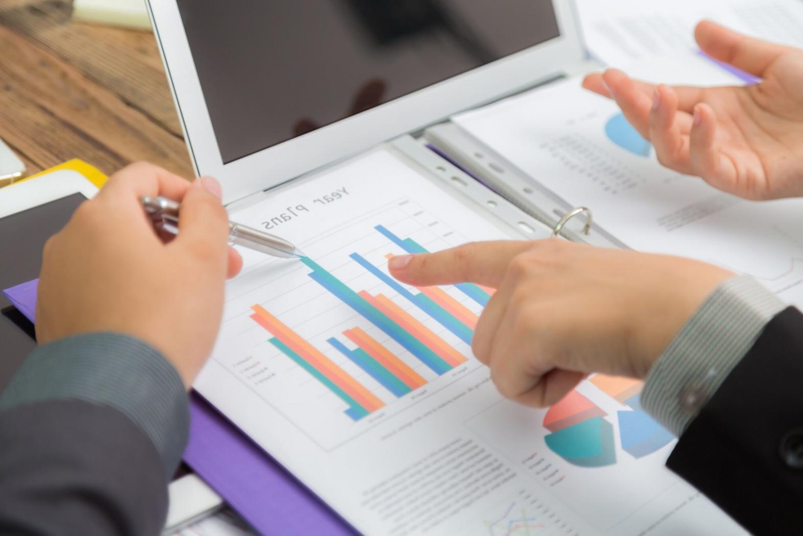 Sessione di coaching in corso con materiali e strumenti professionali